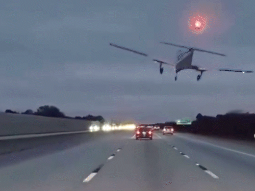 हाइवे पर दौड़ती कार के ऊपर प्लेन की लैंडिंग VIDEO:27 साल के पायलट ने इमरजेंसी में सड़क पर उतारा; कार ड्राइवर महिला की मौत