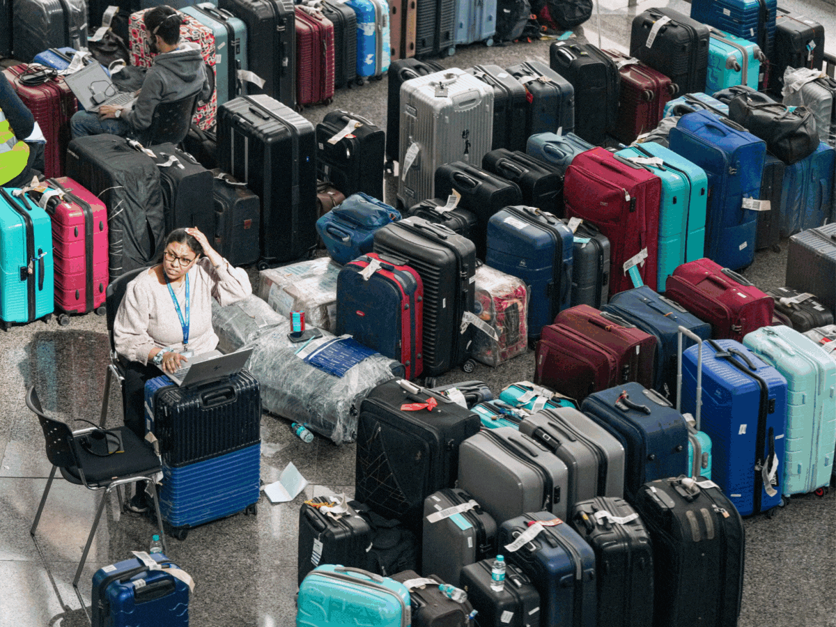 इंडिगो ने 403 विमान बताकर 6% ज्यादा उड़ानें लीं:लेकिन 345 भी नहीं उड़ा सकी; सरकार ने एयरलाइन की उड़ानों में 10% कटौती की- INA NEWS