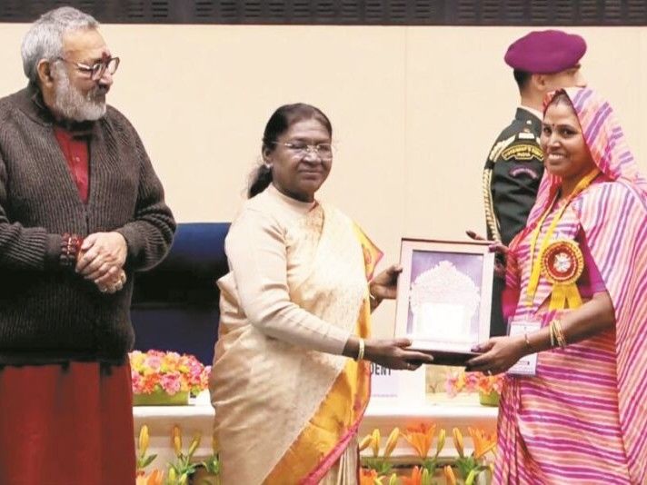 Dhapa Devi of Aspura village received the Design Innovation Award.