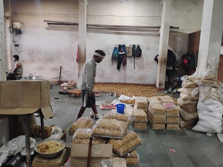 इंदौर में गंदगी में बन रही थी गजक, फैक्ट्री सील:  सुमित गजक और कुल्फी सेंटर पर कार्रवाई; मानपुर में अवैध यूरिया भी बरामद – Indore News