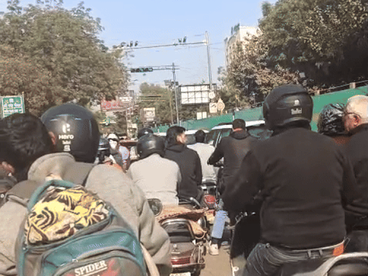 Jam due to metro barricading on Lifeline and Link Road