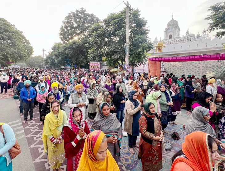 Thousands of devotees gathered together and performed Simran to pay ...