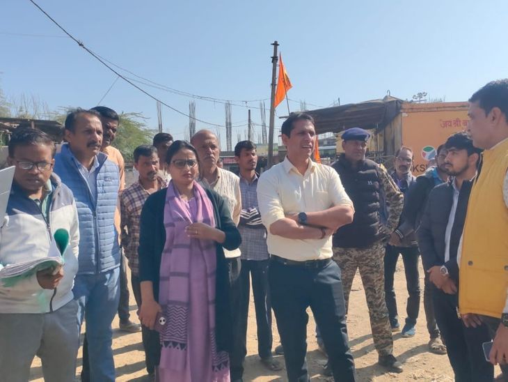 Datia Collector conducts surprise inspection at the new bus stand
