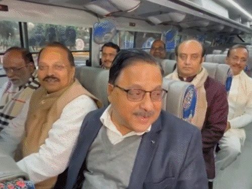 मोदी ने NDA सांसदों को आज डिनर पर बुलाया:सभी सांसद पीएम आवास पहुंचेंगे, 20-25 के ग्रुप में बस से आएंगे- INA NEWS