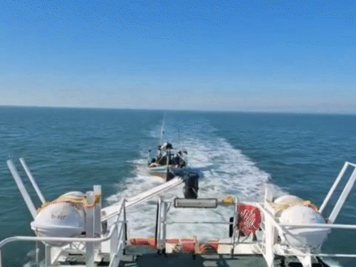 पाकिस्तानी नाव में सवार 11 मछुआरे पकड़ाए:  भारतीय जलक्षेत्र में घुस आई थी अलवली नाम की बोट, संदिग्ध सामानों की जांच जारी