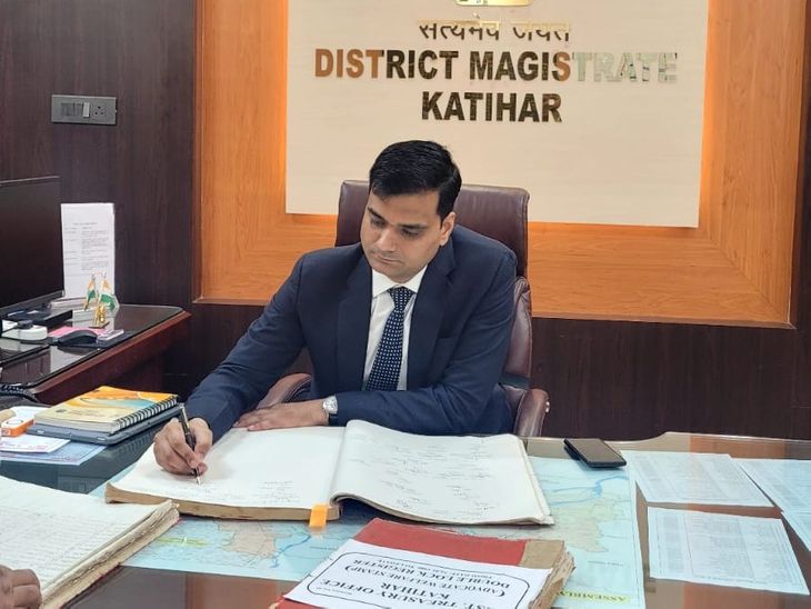 Ashutosh Dwivedi took charge as Katihar DM