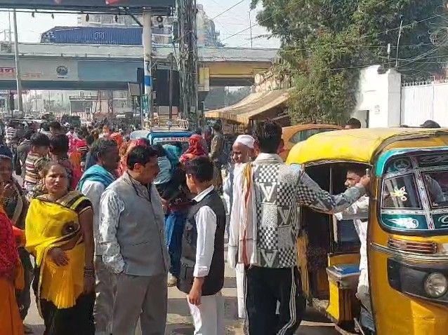 E-rickshaw drivers protest in Mathura