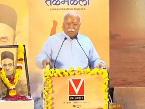 Bhagwat said – time to live for India, not to die | भागवत बोले-भारत के लिए जीने का समय, मरने का नहीं: हर इंसान में देशभक्ति जरूरी; यहां ‘तेरे टुकड़े होंगे’ जैसी भाषा नहीं चलेगी