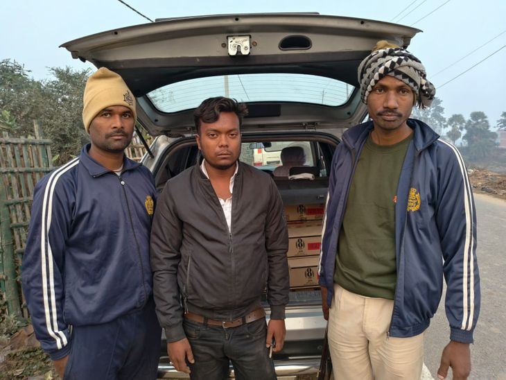भोजपुर में लग्जरी कार से 3 लाख की शराब बरामद:  यूपी से लाई जा रही थी खेप, पटना में डिलीवरी होनी थी; मौके से तस्कर गिरफ्तार – Bhojpur News