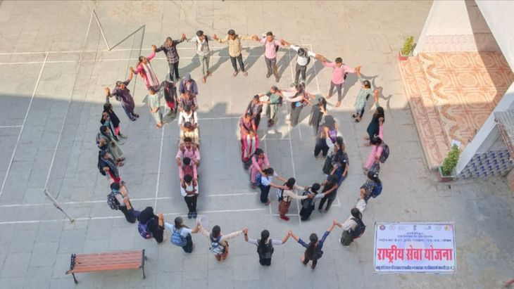 Human chain formed, pledge for human rights | मानव शृंखला बना लिया ...