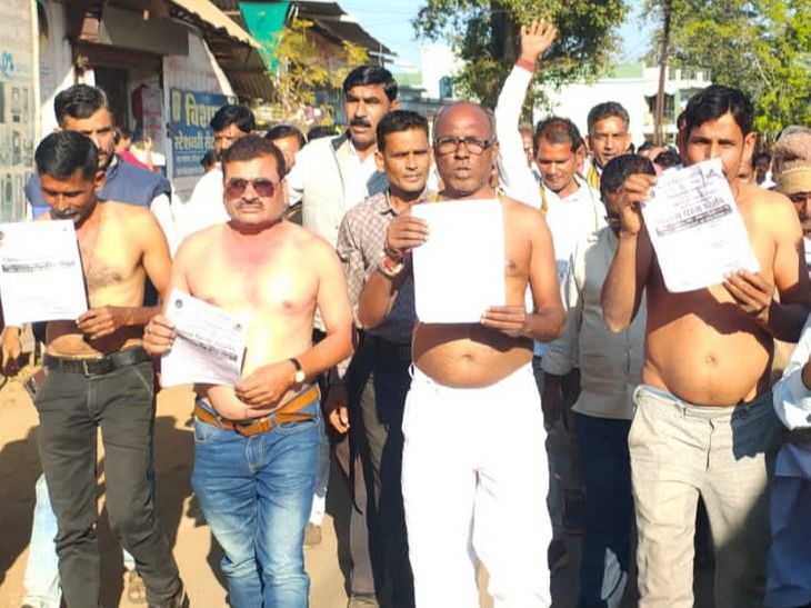 Semi-nude protest by farmers in Ramapayli, road blocked