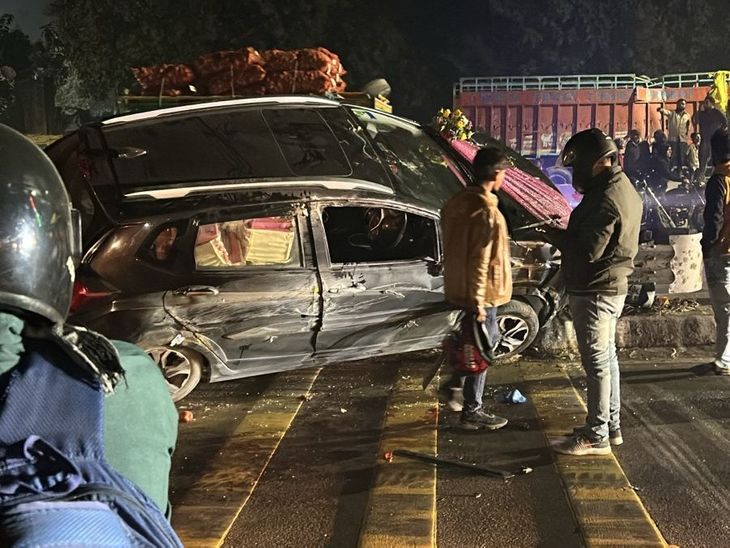 A car carrying a wedding procession collided with a divider in Chaubeypur.