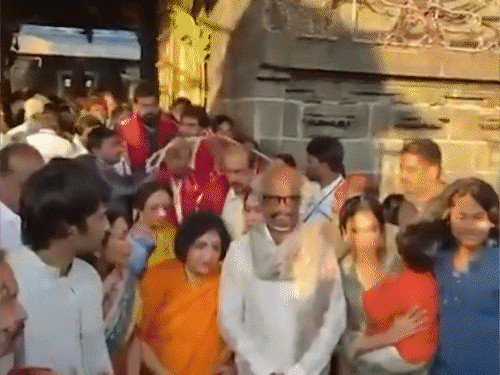 75वें जन्मदिन पर रजनीकांत ने तिरुपति मंदिर में लिया आशीर्वाद:परिवार के साथ पहुंचे थलाइवा, फैन्स का किया खास अभिवादन; वीडियो वायरल