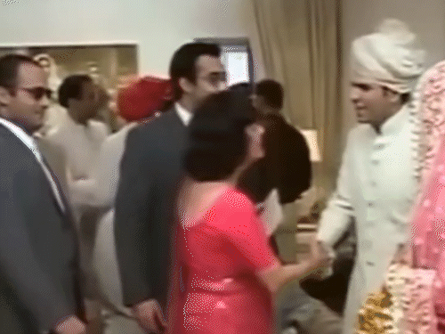 करिश्मा को शादी के दिन अक्षय ने किया था किस:हाथ चूम एक्ट्रेस को दी थी बधाई, धुरंधर की सफलता के बाद वीडियो हुआ वायरल