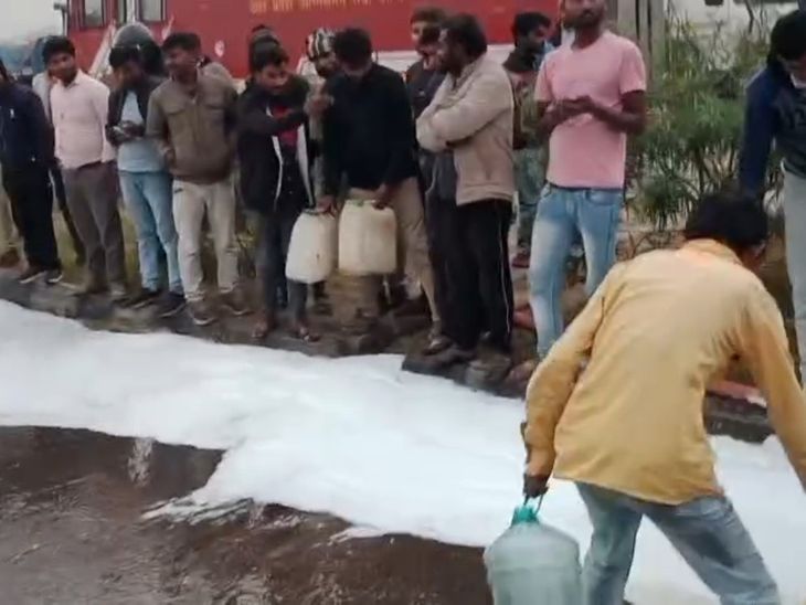 Truck collides with diesel tanker in Fatehpur