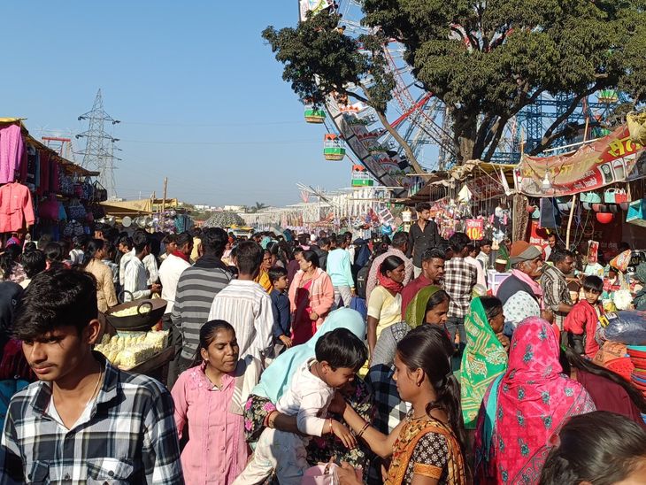 A large number of people arrived at the Multai fair.