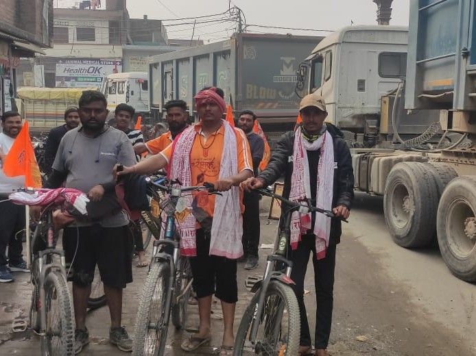 Six Ram devotees from Gujarat cycled to Rae Bareli.