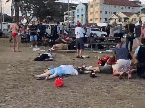 ऑस्ट्रेलिया में त्योहार मना रहे यहूदियों पर 50 राउंड फायरिंग:15 PHOTOS- बीच पर लाशें बिछीं; बुजुर्ग ने आतंकी से गन छीनी, फिर दौड़ाया