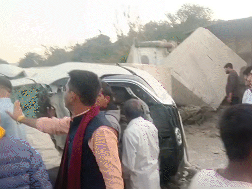 उदयपुर में फॉर्च्यूनर पर गिरा मार्बल ब्लॉक, 4 की मौत:  ट्रेलर पलटने से टकराईं 6 गाड़ियां, कार काटकर निकाले शव, 3 मरने वाले गुजरात के – Udaipur News