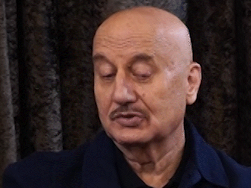 Anupama Kher’s flight from Varanasi to Khajuraho cancelled | वाराणसी में अनुपम खेर फ्लाइट कैंसिल होने पर भड़के: बोले- भड़ास निकालना चाहता हूं, मगर अब कचौड़ी-चाट खाऊंगा – Varanasi News