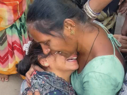 अब अहमदाबाद की कमल झील पर चला बुलडोजर:  150 घरों-दुकानों को गिराने की हो रही कार्रवाई, एक महिला बेहोश, बच्चों की आंखों में आंसू – Gujarat News