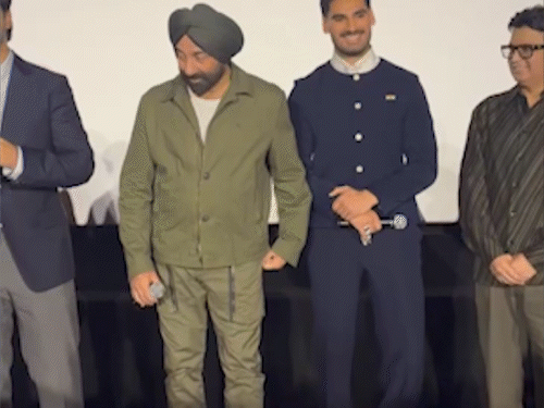 बॉर्डर 2 के टीजर को फैंस ने किया सेलिब्रेट:देश के कई शहरों में रखी गई स्क्रीनिंग, बॉर्डर का गाना संदेशे आते हैं गुनगुनाते दिखे लोग