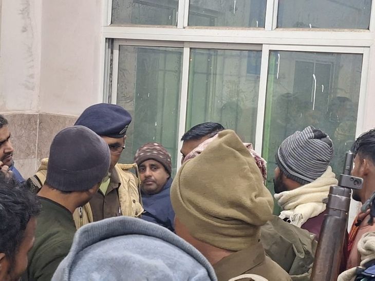 बेतिया में बाइक सवार को चाकू मारकर लूटा:  घर लौटते समय 3 हथियारबंद अपराधियों ने ओवरटेक कर रोका, गाड़ी देने से मना करने पर किया हमला – Bettiah (West Champaran) News