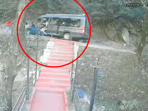 हिमाचल में ट्रैवलर खाई में गिरा, VIDEO:चलती गाड़ी से कूदे टूरिस्ट, पेड़ से टकराकर रुका; दिल्ली से घूमने आए थे- INA NEWS