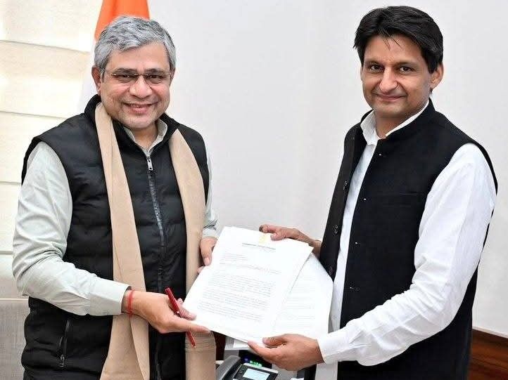 रेलमंत्री अश्विन वैष्णव से मिले कांग्रेस सांसद दीपेंद्र हुड्डा:हरियाणा की 10 मांग बताई, बोले-रोहतक-दिल्ली के बीच 5 लोकल पैसेंजर बंद- INA NEWS