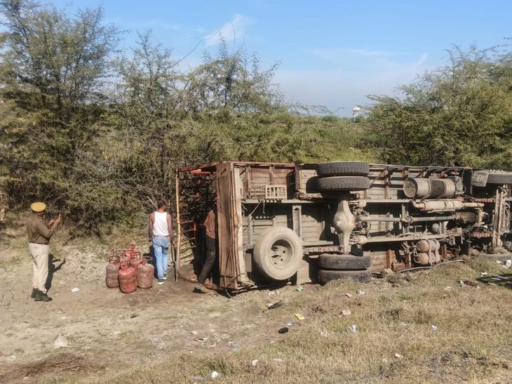 A truck loaded with gas cylinders overturned on the Chaksu Highway.