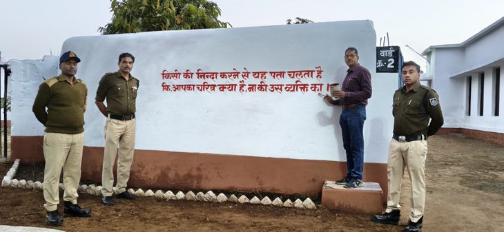 Writing on the walls of the sub-jail to change the thinking of the ...