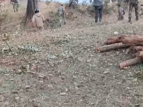 आदिवासी-ईसाई समुदाय भिड़े, 2 चर्च में लगाई आग, VIDEO:  कांकेर में एक दूसरे को दौड़ा-दौड़ाकर पीटा, शव दफनाने पर बवाल; ASP-20 पुलिसकर्मी भी घायल – Chhattisgarh News