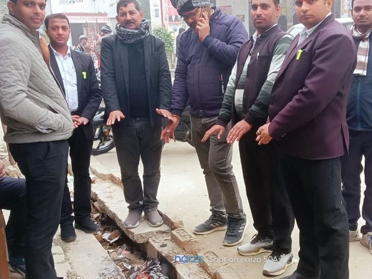 Advocates in Rajatalab tehsil are forced to warm their hands by burning ...