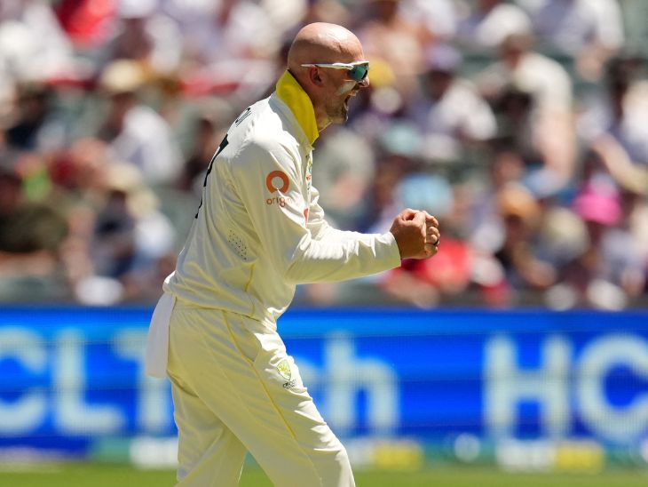 लायन ने मैक्ग्रा को छोड़ा पीछे- पूर्व ऑस्ट्रेलियाई गेंदबाज कमेंट्री बॉक्स में कुर्सी फेंकते दिखे; एडिलेड टेस्ट के दूसरे दिन ऑस्ट्रेलिया 158 रनों से आगे है