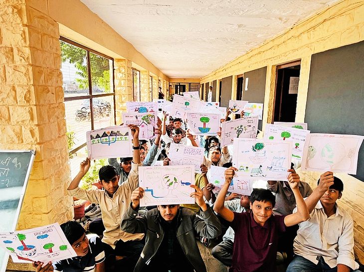 Students draw pictures in the painting competition