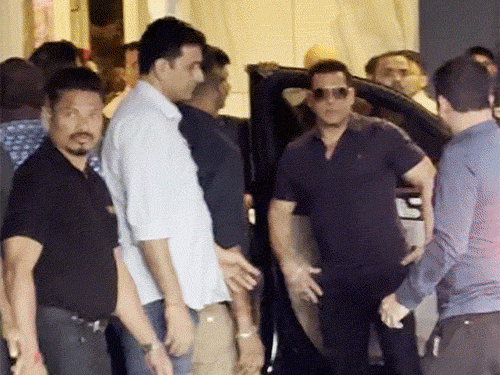 सोहेल खान ने अपना 55वां जन्मदिन मनाया:सेलिब्रेशन में पूरा खान परिवार आया नजर, सलमान खान ने स्वैग के साथ ली एंट्री