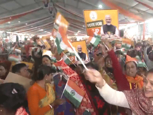 बंगाल में PM मोदी ने कमीशनखोरी उजागर की, पूछा- विकास क्यों अवरुद्ध? Modi Attacks Bengal Commission Delays news image