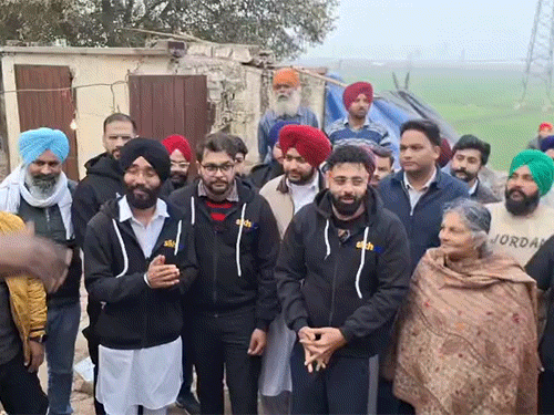 रैपर बादशाह मां के साथ अमृतसर पहुंचे:बाढ़ पीड़ित परिवार को नए घर की चाबियां सौंपी; बोले- इससे ज्यादा खुशी नहीं