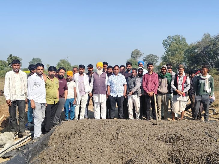 People of Atru area stopped the work of CC road.