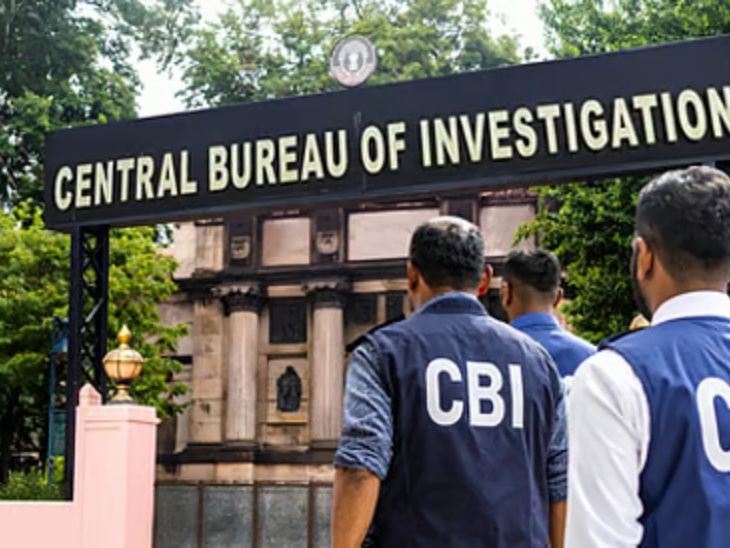 रक्षा मंत्रालय में तैनात लेफ्टिनेंट कर्नल रिश्वत लेते गिरफ्तार:  CBI ने 2.36 करोड़ जब्त किए; प्राइवेट कंपनियों को फायदा पहुंचाता था, पत्नी भी शामिल
