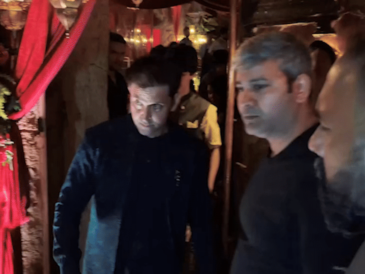 कजिन की मेहंदी सेरेमनी में पहुंचे ऋतिक रोशन:गर्लफ्रेंड सबा आजाद भी शामिल हुईं, एक्स-वाइफ सुजैन खान बॉयफ्रेंड के साथ पहुंचीं