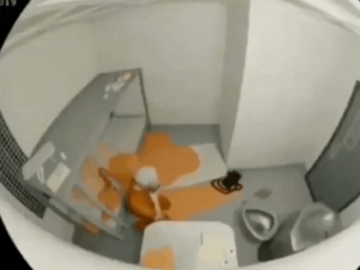 अमेरिकी सरकार ने यौन अपराधी एपस्टीन का फर्जी-वीडियो जारी किया:इसमें वह जेल में आत्महत्या की कोशिश कर रहा; बाद में हटाया