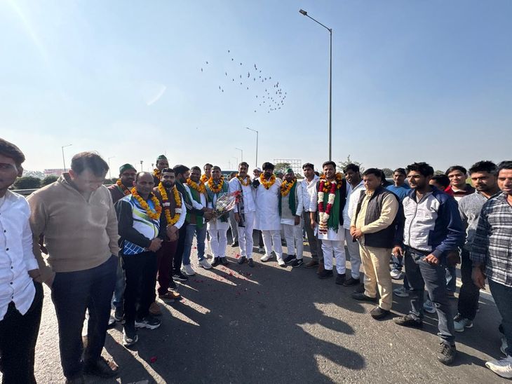 Farmer union leaders welcomed from Noida to Partapur toll