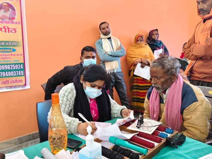 Eye check-up of 110 people at Kinaram Math | कीनाराम मठ में 110 लोगों ...