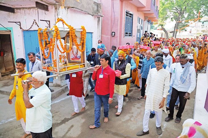 Bhagwat Katha started in Damdi Math, Kalash Yatra was taken out in the ...