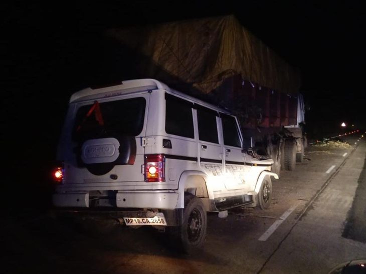 Bolero collided with a parked truck, two people including the driver died.