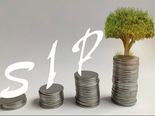 निवेश से बने करोड़पति: 24,000 की SIP से 6 करोड़, जानिए कैसे? #निवेश #वित्त Retirement Planning Requires Disciplined Investment news image