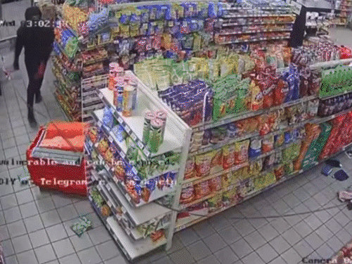 टेक्सास में चोरों ने कार से बांधकर ATM उखाड़ा:मशीन दूसरी गाड़ी में फंसी, घबराकर कार छोड़ पैदल ही भागे