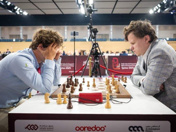 क्रिकेट में विवाद: हार के बाद कार्लसन ने कैमरामैन को धक्का दिया! IPL पर असर? Carlsen Furious After Rapid Loss news image