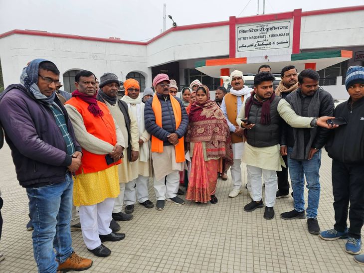 Hundreds of people submitted a memorandum to the DM in Kushinagar.